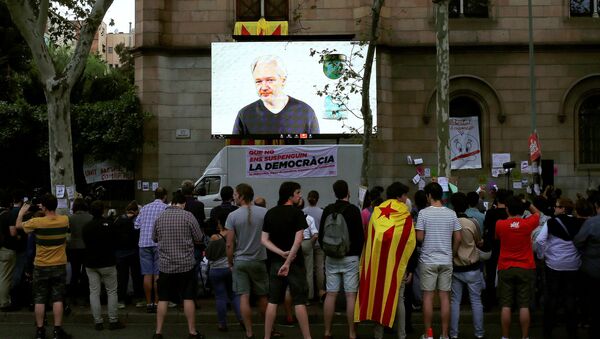 WikiLeaks founder Julian Assange is seen on a screen during a live video conference for a colloquium with students and citizens as they protest in favour of the banned October 1 independence referendum, outside the University of Barcelona, in Barcelona, Spain, September 26, 2017 - Sputnik International