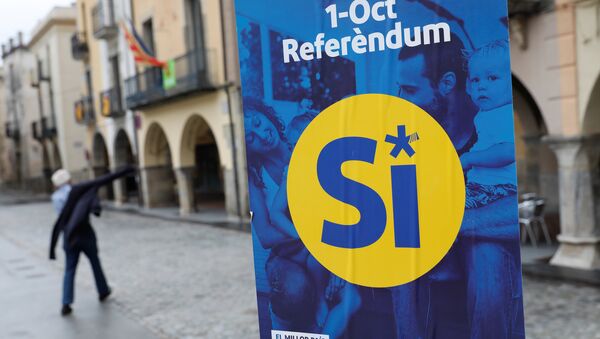 A pro-independence referendum campaign banner hangs in the birthplace of Catalan President Carles Puigdemont, the Catalan town of Amer, Spain, September 30, 2017. - Sputnik International