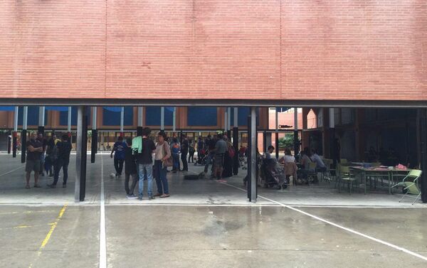 Barcelona's local residents 'occupy' schools ahead of Catalan independence vote Barcelona's local residents 'occupy' schools ahead of Catalan independence vote - Sputnik International
