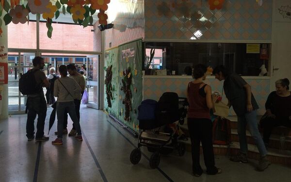 Barcelona's local residents 'occupy' schools ahead of Catalan independence vote Barcelona's local residents 'occupy' schools ahead of Catalan independence vote - Sputnik International