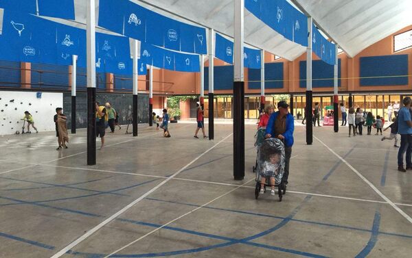 Barcelona's local residents 'occupy' schools ahead of Catalan independence vote Barcelona's local residents 'occupy' schools ahead of Catalan independence vote - Sputnik International