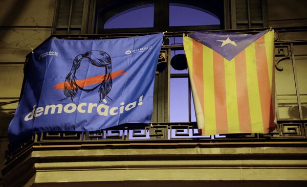 An agitation poster on a balcony in Barcelona which will host a referendum on Catalonia's independence from Spain An agitation poster on a balcony in Barcelona which will host a referendum on Catalonia's independence from Spain - Sputnik International