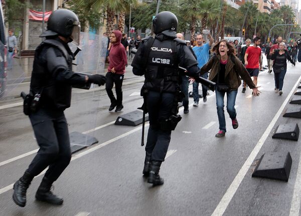 A woman yells at riot police near a a polling station for the banned independence referendum in Barcelona, Spain, October 1, 2017 A woman yells at riot police near a a polling station for the banned independence referendum in Barcelona, Spain, October 1, 2017 - Sputnik International