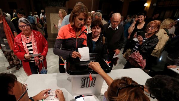 People cast their ballots at a polling station for the banned independence referendum in Barcelona, Spain October 1, 2017 - Sputnik International