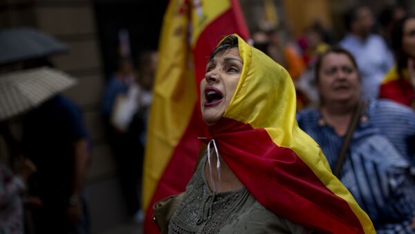 Anti-independence demonstrators march waving Spanish flags against the referendum downtown Barcelona Saturday, Sept. 30 2017 - Sputnik International