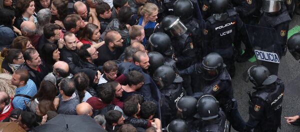Riot police face off with demonstrators outside a polling station for the banned independence referendum in Barcelona, Spain, October 1, 2017 Riot police face off with demonstrators outside a polling station for the banned independence referendum in Barcelona, Spain, October 1, 2017 - Sputnik International