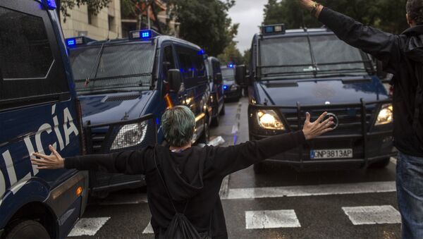 People try to stop Spanish police vans outside the Ramon Llull polling station in Barcelona October 1, 2017 during a referendum on independence for Catalonia banned by Madrid - Sputnik International