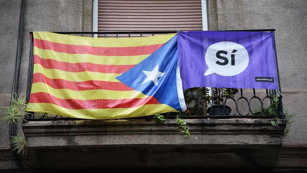 A campaign banner and a flag displayed on a balcony in Barcelona during Catalan independence referendum. - Sputnik International
