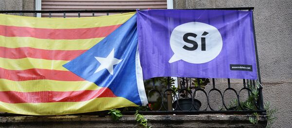 A campaign banner and a flag displayed on a balcony in Barcelona during Catalan independence referendum. A campaign banner and a flag displayed on a balcony in Barcelona during Catalan independence referendum. - Sputnik International
