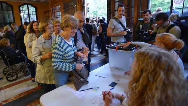 Voting at a polling station in Barcelona during a referendum on Catalonia's independence - Sputnik International