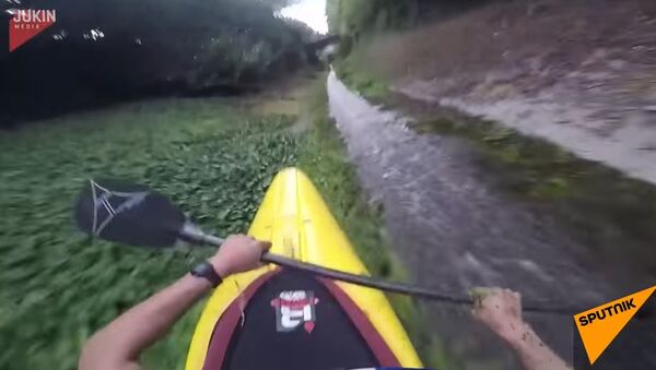 Adrenaline Junkies Kayaking Down Drainage Ditch - Sputnik International