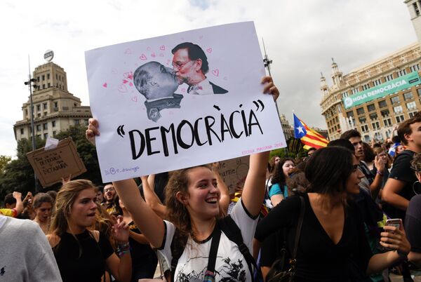 A woman holds up a banner reading Democracy depicting former Spanish dictator Francisco Franco kissing Spanish Prime Miniser Mariano Rajoy during a protest one day after the banned independence referendum in Barcelona, Spain, October 2, 2017.  - Sputnik International