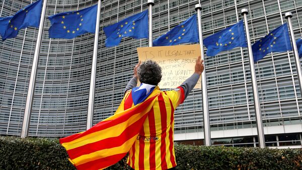 Catalan Raimon Castellvi wears a flag with an Estelada (Catalan separatist flag) as he protests outside the European Commission in Brussels after Sunday's independence referendum in Catalonia, Belgium, October 2, 2017. - Sputnik International