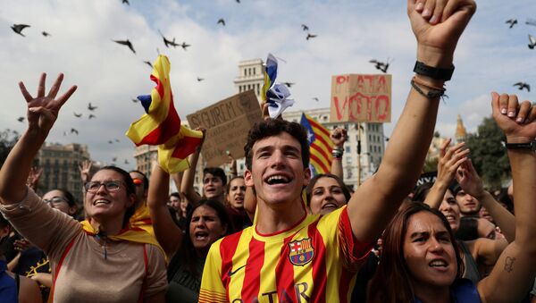 People attend a protest one day after the banned independence referendum in Barcelona, Spain October 2, 2017 - Sputnik International