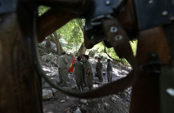 Members of the anti-Iranian group, Kurdistan Free Life Party (PJAK), put up a Kurdish flag at their base deep on the Iraq-Iran border of northern Iraq's Kurdish autonomous region. (File) Members of the anti-Iranian group, Kurdistan Free Life Party (PJAK), put up a Kurdish flag at their base deep on the Iraq-Iran border of northern Iraq's Kurdish autonomous region. (File) - Sputnik International
