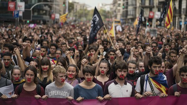 Independence supporters march during a demonstration downtown Barcelona, Spain, Monday, Oct. 2, 2017. Catalan leaders accused Spanish police of brutality and repression while the Spanish government praised the security forces for behaving firmly and proportionately. - Sputnik International