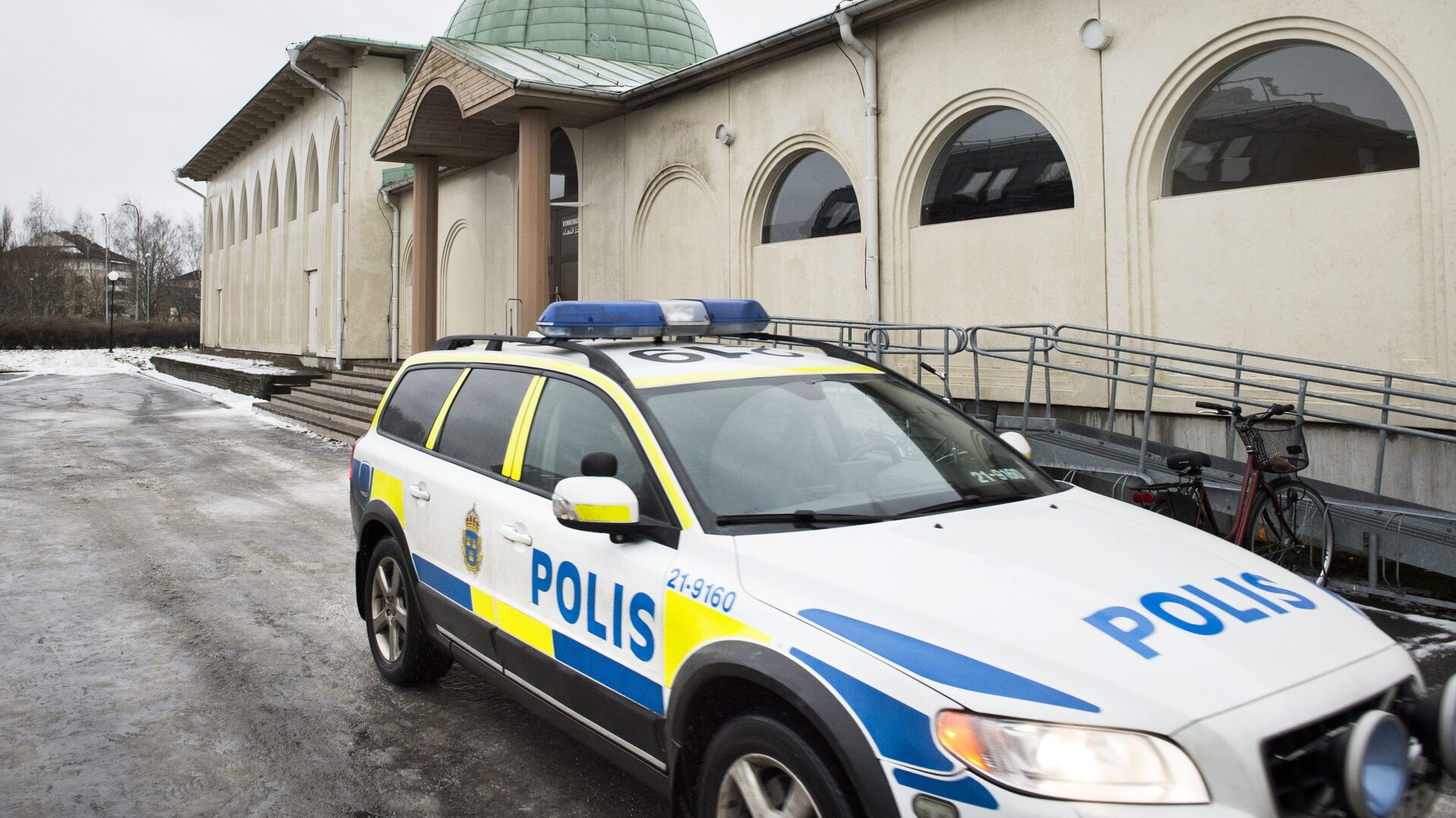 (File) A police car is parked in front of a mosque in Uppsala, Sweden, 1 January 2015 - Sputnik International, 1920, 19.07.2021