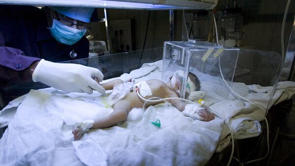 An Indian doctor attends to an unnamed child in The Pediatric Intensive Care Unit at The Civil Hospital in Ahmedabad on February 25, 2009 - Sputnik International