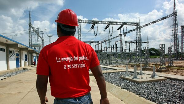 An employee of the Venezuelan national electricity company is pictured inside an electric plant in San Fernando de Apure (southern Venezuela) on October 02, 2008 - Sputnik International