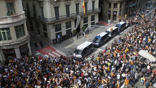Catalan regional mossos d'esquadra police vans form a protective barrier between protesters and the national police headquarters during a one-day strike in Barcelona, Spain - Sputnik International