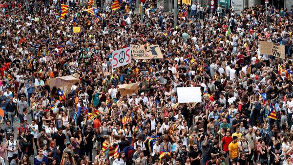 People take part in a demonstration two days after the banned independence referendum in Barcelona, Spain October 3, 2017 - Sputnik International