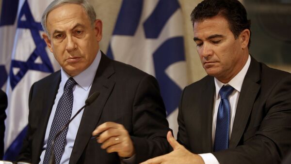 A file picture taken at the Israeli foreign ministry on October 15, 2015, shows Prime Minister Benjamin Netanyahu (L) sitting next to Yossi Cohen, head of the Mossad intelligence agency. - Sputnik International