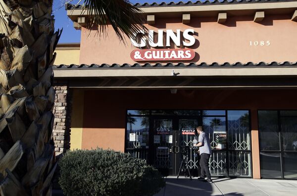 A member of the media takes video footage of the front of the Guns & Guitars store in Mesquite, Nev., Monday, Oct. 2, 2017 - Sputnik International