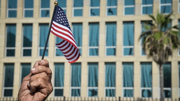 A Cuban holds a little US flag in front of the US Embassy in Havana. (File) - Sputnik International