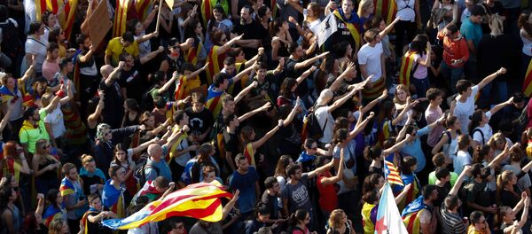 People gather near the old university of Barcelona, two days after the banned independence referendum in Barcelona, Spai People gather near the old university of Barcelona, two days after the banned independence referendum in Barcelona, Spai - Sputnik International