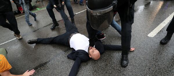Spanish Civil Guard officers remove demonstrators outside a polling station for the banned independence referendum in Barcelona, Spain, October 1, 2017 - Sputnik International