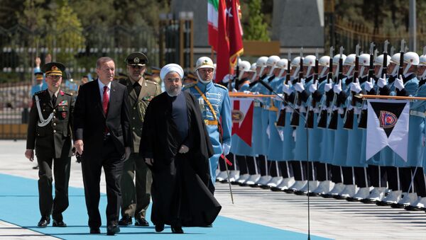 Turkey's President Recep Tayyip Erdogan, left, and Iran's President Hassan Rouhani inspect a military honour guard during a welcome ceremony in Ankara, Turkey, Saturday, April 16, 2016 - Sputnik International