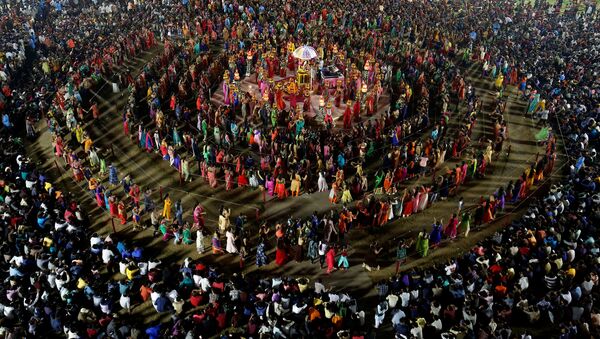 Hindu devotees perform Garba, a traditional folk dance, during the celebrations to mark the Navratri festival, in which devotees worship Hindu goddess Durga, at Surat in the western state of Gujarat, India, September 28, 2017 - Sputnik International