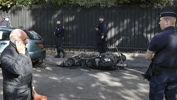Police officers stand next to a burnt scooter outside the office of Jordan's military attache in Paris, Wednesday, Oct. 4, 2017 - Sputnik International