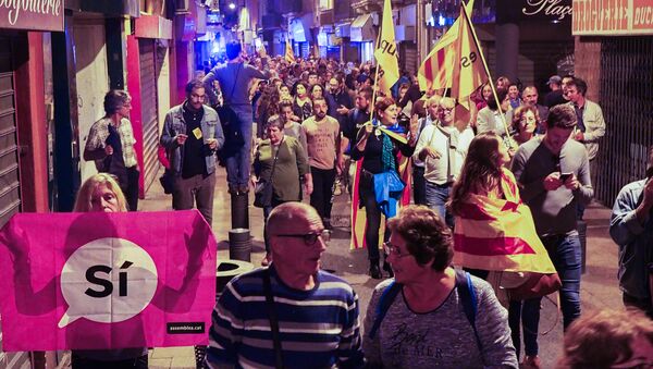 Some 500 people demonstrate in Perpignan on October 2, 2017 to protest against police violence during a banned independence referendum in the Catalan region in Spain - Sputnik International