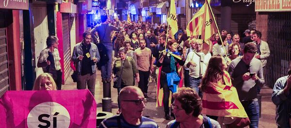 Some 500 people demonstrate in Perpignan on October 2, 2017 to protest against police violence during a banned independence referendum in the Catalan region in Spain - Sputnik International