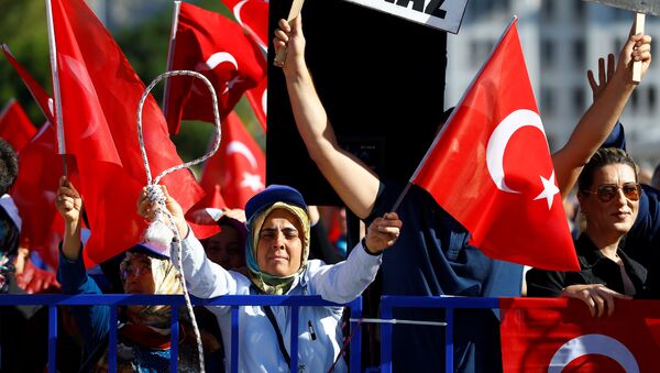 Supporters of President Tayyip Erdogan wave Turkish flags during a trial for soldiers accused of attempting to assassinate the president on the night of the failed last year's July 15 coup, in Mugla, Turkey, October 4, 2017 - Sputnik International