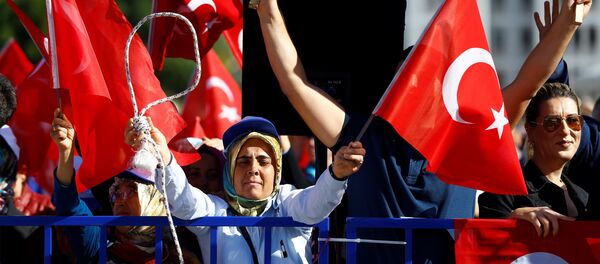 Supporters of President Tayyip Erdogan wave Turkish flags during a trial for soldiers accused of attempting to assassinate the president on the night of the failed last year's July 15 coup, in Mugla, Turkey, October 4, 2017 Supporters of President Tayyip Erdogan wave Turkish flags during a trial for soldiers accused of attempting to assassinate the president on the night of the failed last year's July 15 coup, in Mugla, Turkey, October 4, 2017 - Sputnik International