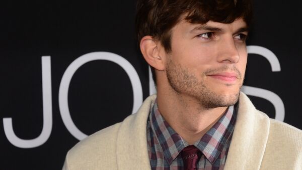 Actor Ashton Kutcher poses on arrival for the Los Angeles special screening of the film 'JOBS' in Los Angeles California. (File) - Sputnik International