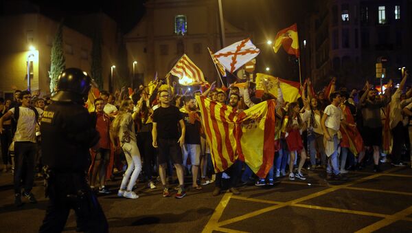 Anti-independence demonstrators wave Spanish flags as they march in Barcelona, Spain, Tuesday Oct. 3, 2017 - Sputnik International