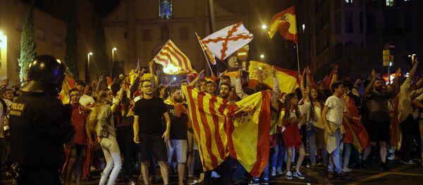Anti-independence demonstrators wave Spanish flags as they march in Barcelona, Spain, Tuesday Oct. 3, 2017 Anti-independence demonstrators wave Spanish flags as they march in Barcelona, Spain, Tuesday Oct. 3, 2017 - Sputnik International