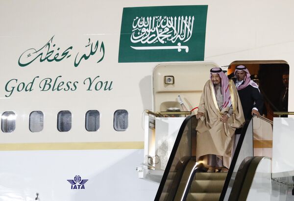 Saudi Arabia's King Salman (front) disembarks from a plane upon his arrival at Vnukovo airport outside Moscow, Russia October 4, 2017 Saudi Arabia's King Salman (front) disembarks from a plane upon his arrival at Vnukovo airport outside Moscow, Russia October 4, 2017 - Sputnik International