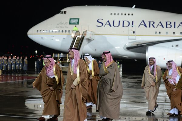 Members of the delegation accompanying King of Saudi Arabia Salman bin Abdulaziz Al Saud, who arrived in Russia for an official visit, at Vnukovo-2 Airport Members of the delegation accompanying King of Saudi Arabia Salman bin Abdulaziz Al Saud, who arrived in Russia for an official visit, at Vnukovo-2 Airport - Sputnik International