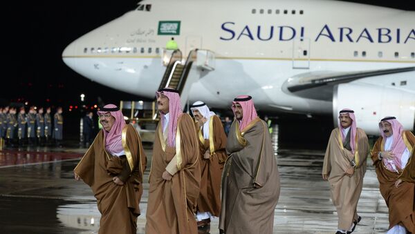 Members of the delegation accompanying King of Saudi Arabia Salman bin Abdulaziz Al Saud, who arrived in Russia for an official visit, at Vnukovo-2 Airport - Sputnik International