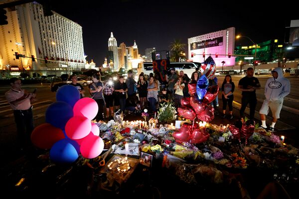 People gather at a makeshift memorial in the middle of Las Vegas Boulevard following the mass shooting in Las Vegas, Nevada, U.S., October 4, 2017 - Sputnik International
