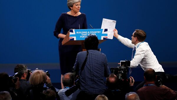 A member of the audience hands a P45 form (termination of employment tax form) to Britain's Prime Minister Theresa May as she addresses the Conservative Party conference in Manchester, October 4, 2017. - Sputnik International