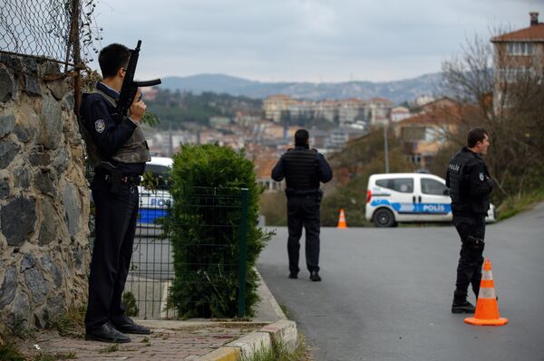 Turkish security members stand outside the U. S. Consulate in Istanbul, Turkey (File) - Sputnik International