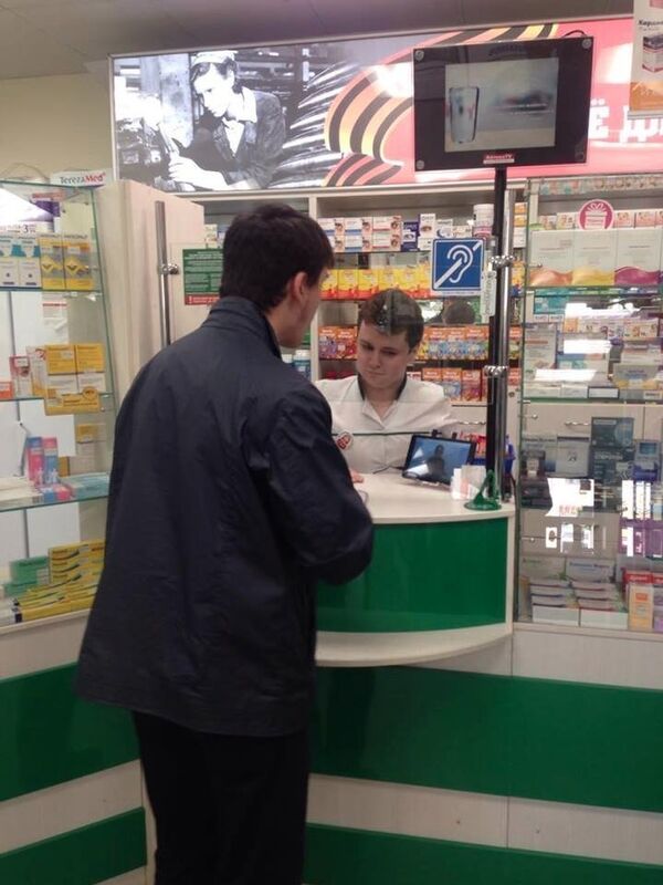 Hearing impaired user using the SOL Surdo-Online service in a Russian pharmacy - Sputnik International