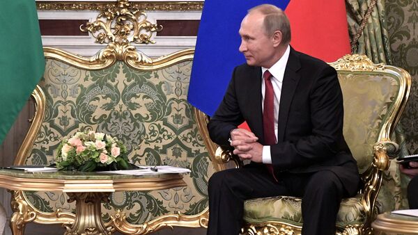 Russian President Vladimir Putin (R) meets with Saudi Arabia's King Salman in the Kremlin in Moscow, Russia - Sputnik International