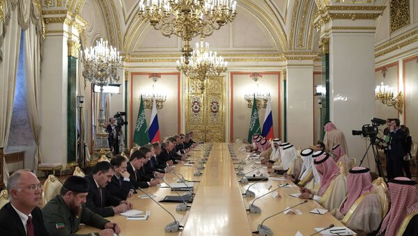 Russian President Vladimir Putin and King Salman bin Abdulaziz Al Saud of Saudi Arabia during Russian-Saudi negotiations - Sputnik International