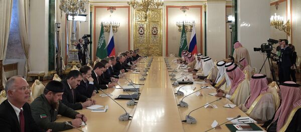 Russian President Vladimir Putin and King Salman bin Abdulaziz Al Saud of Saudi Arabia during Russian-Saudi negotiations - Sputnik International
